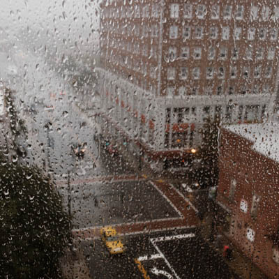 Impacts of rainy weather on coronavirus outbreaks reveal economic benefits from earlier social distancing