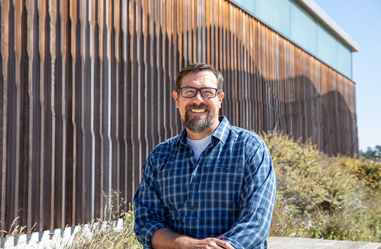 Eric Palkovacs is awarded the 2023 Excellence in Fisheries Education Award