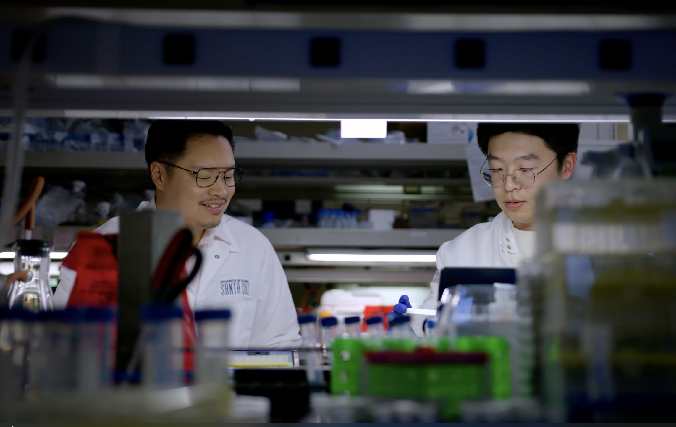 Andy Yeh (left) in the lab with a postdoctoral scholar.